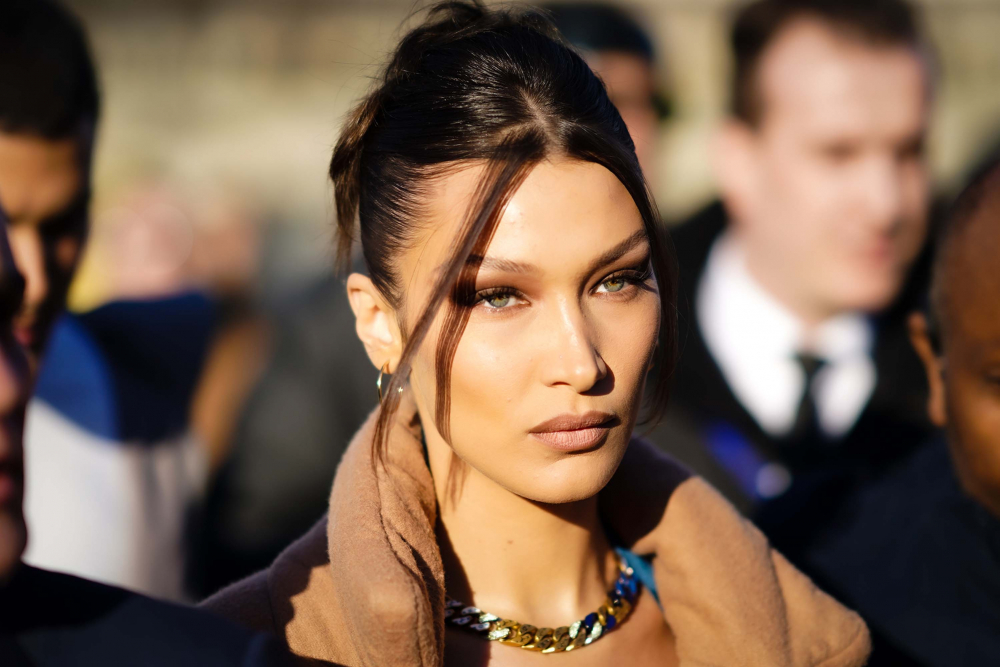 Bella Hadid, doğum günü partisinde kendinden geçti! Kız arkadaşının dudaklarına yapıştı! "Doğum günü değil, eş cinsel partisi!" 2