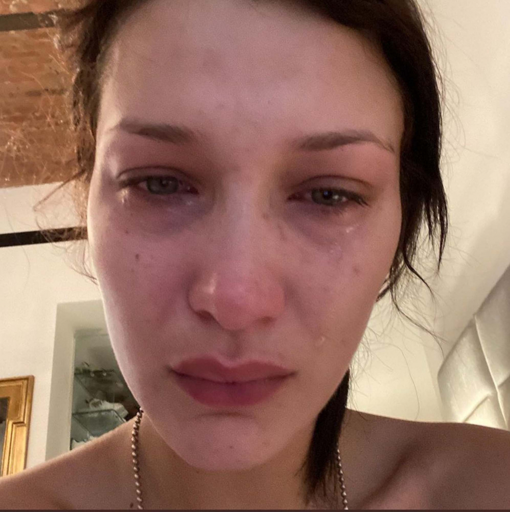 Bella Hadid, doğum günü partisinde kendinden geçti! Kız arkadaşının dudaklarına yapıştı! "Doğum günü değil, eş cinsel partisi!" 3