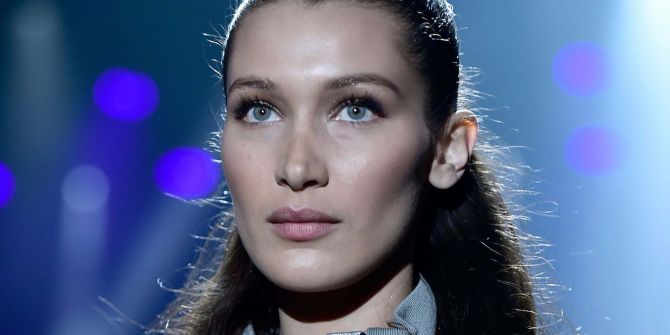 Bella Hadid, doğum günü partisinde kendinden geçti! Kız arkadaşının dudaklarına yapıştı! "Doğum günü değil, eş cinsel partisi!"