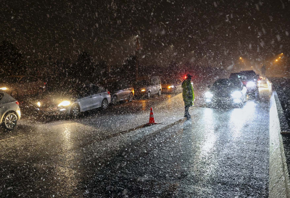 İstanbul'da kar yağışı etkisini artırdı! Şehir beyaz örtüyle kaplandı! İşte İstanbul'dan kar fotoğrafları 1