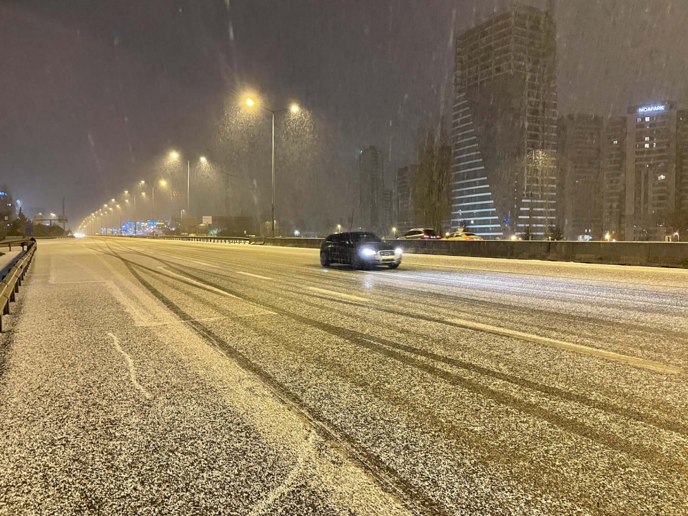 İstanbul'da kar yağışı etkisini artırdı! Şehir beyaz örtüyle kaplandı! İşte İstanbul'dan kar fotoğrafları 13