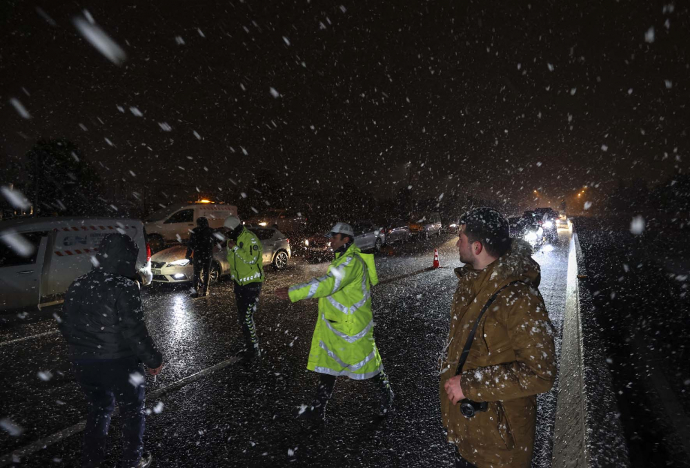 İstanbul'da kar yağışı etkisini artırdı! Şehir beyaz örtüyle kaplandı! İşte İstanbul'dan kar fotoğrafları 5