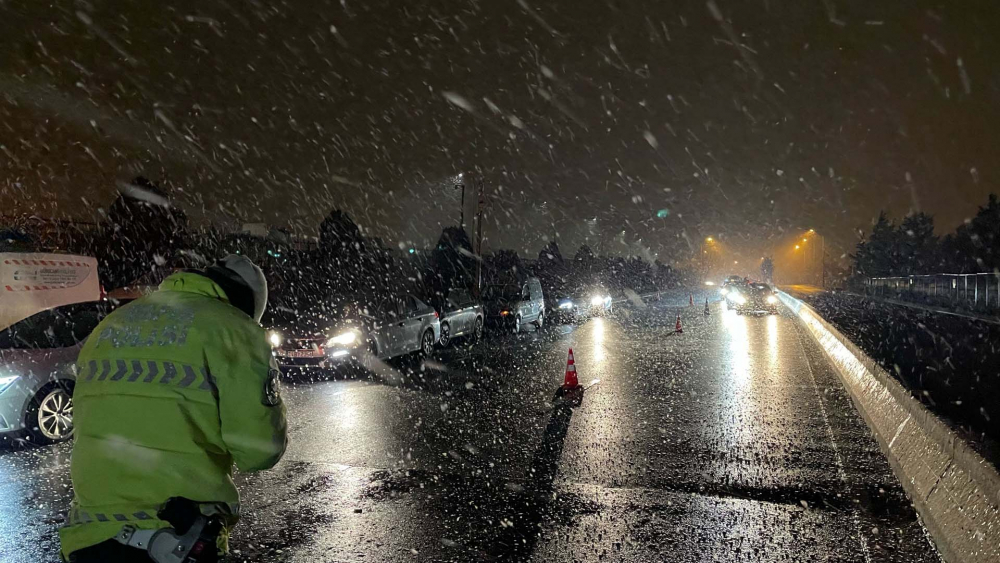 İstanbul'da kar yağışı etkisini artırdı! Şehir beyaz örtüyle kaplandı! İşte İstanbul'dan kar fotoğrafları 9