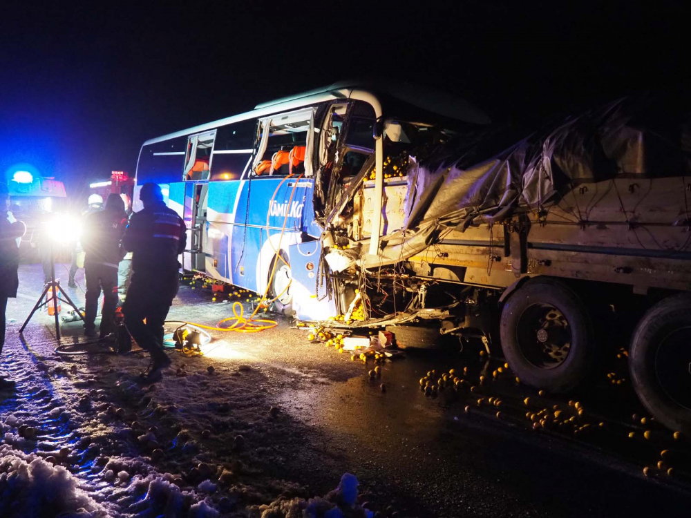 Denizli'nin Bozkurt ilçesinde can pazarı! Yolcu otobüsü TIR'a çarptı: Mukadder Balkın öldü, 21 kişi yaralandı 1