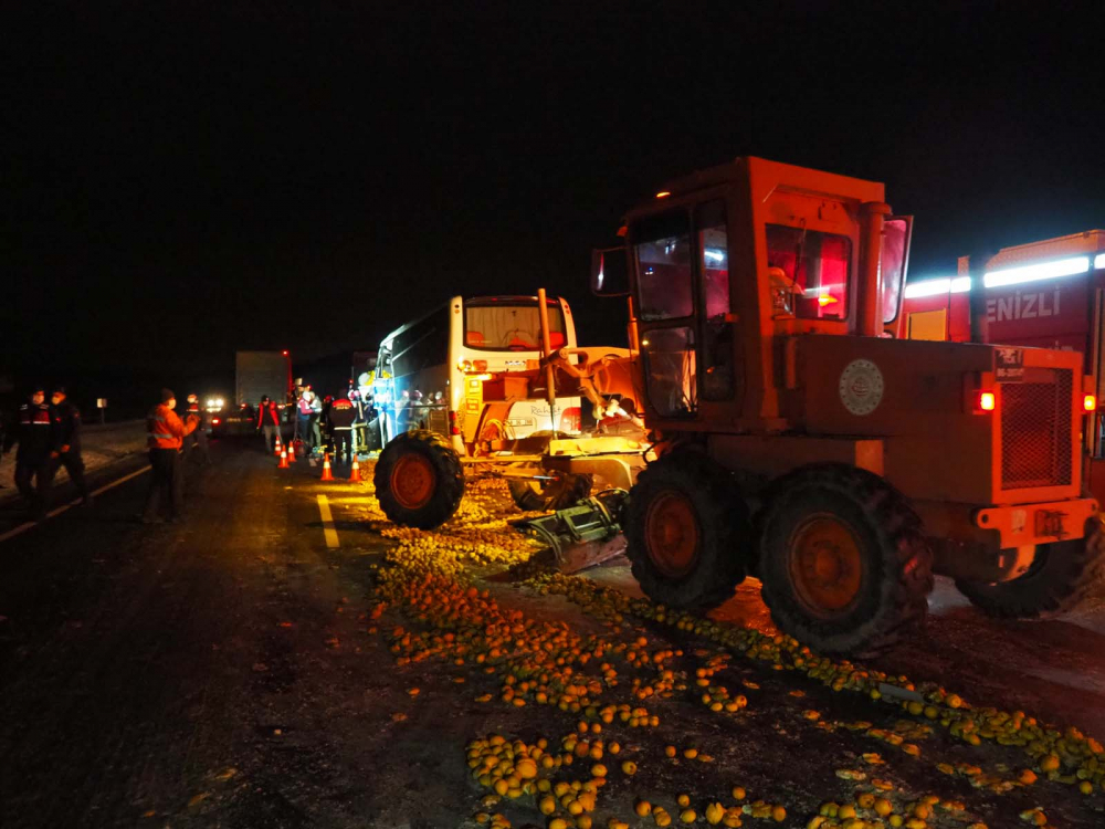 Denizli'nin Bozkurt ilçesinde can pazarı! Yolcu otobüsü TIR'a çarptı: Mukadder Balkın öldü, 21 kişi yaralandı 11