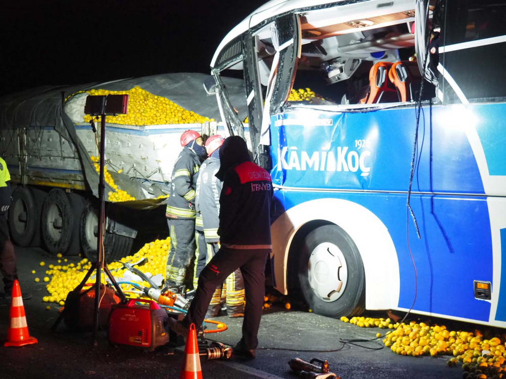 Denizli'nin Bozkurt ilçesinde can pazarı! Yolcu otobüsü TIR'a çarptı: Mukadder Balkın öldü, 21 kişi yaralandı 12