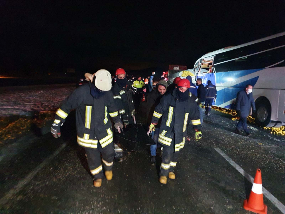 Denizli'nin Bozkurt ilçesinde can pazarı! Yolcu otobüsü TIR'a çarptı: Mukadder Balkın öldü, 21 kişi yaralandı 17