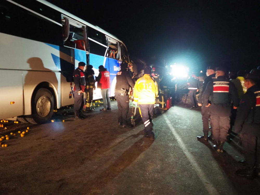 Denizli'nin Bozkurt ilçesinde can pazarı! Yolcu otobüsü TIR'a çarptı: Mukadder Balkın öldü, 21 kişi yaralandı 18