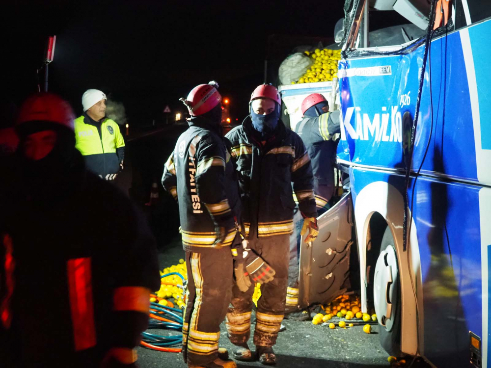 Denizli'nin Bozkurt ilçesinde can pazarı! Yolcu otobüsü TIR'a çarptı: Mukadder Balkın öldü, 21 kişi yaralandı 4