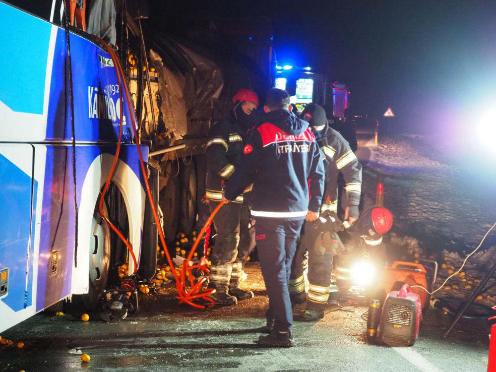 Denizli'nin Bozkurt ilçesinde can pazarı! Yolcu otobüsü TIR'a çarptı: Mukadder Balkın öldü, 21 kişi yaralandı 6