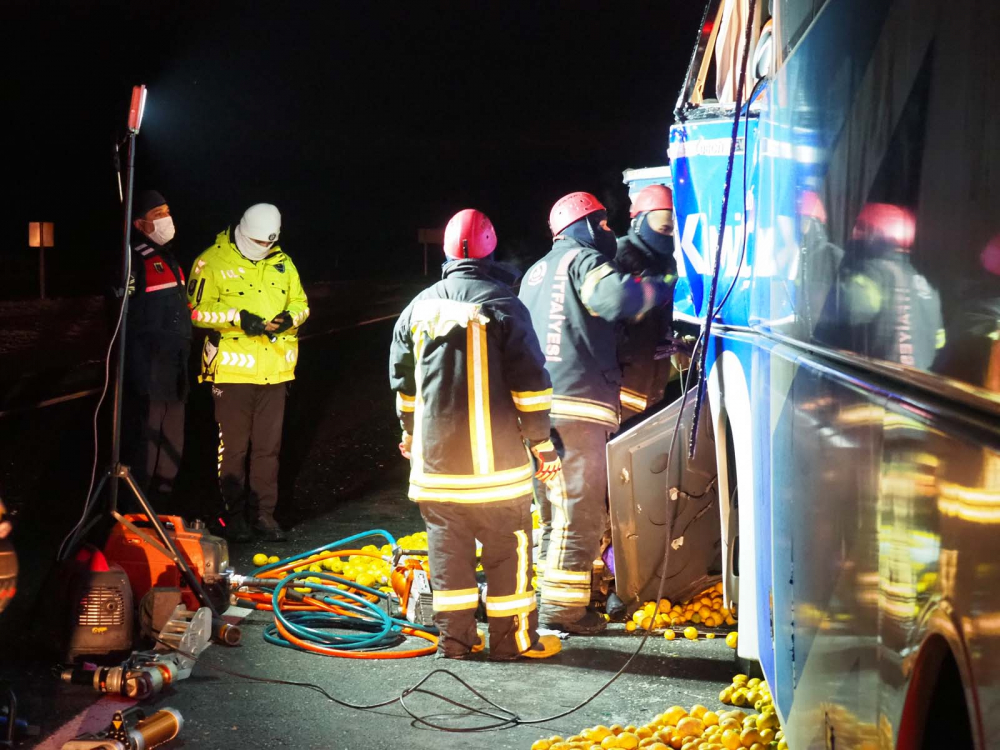 Denizli'nin Bozkurt ilçesinde can pazarı! Yolcu otobüsü TIR'a çarptı: Mukadder Balkın öldü, 21 kişi yaralandı 7