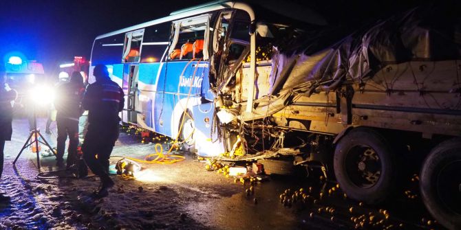 Denizli'nin Bozkurt ilçesinde can pazarı! Yolcu otobüsü TIR'a çarptı: Mukadder Balkın öldü, 21 kişi yaralandı