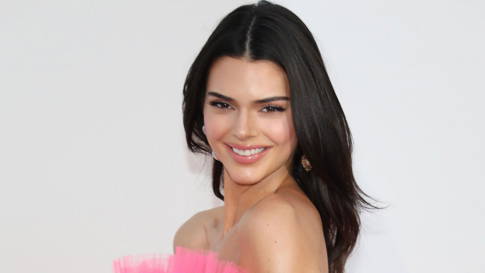 Kendall Jenner soğuk havada görenlerin içini ısıttı! Üstünde sadece bir bikiniyle kendini karların içine attı! 9