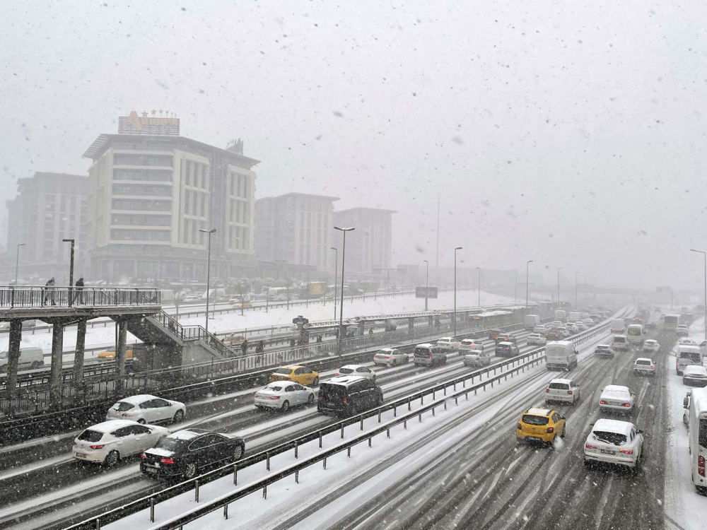 Kar yağışı etkili oldu! Mega kent İstanbul, beyaz gelinliğiyle büyüledi! Kartpostallık görüntüler mest etti 10