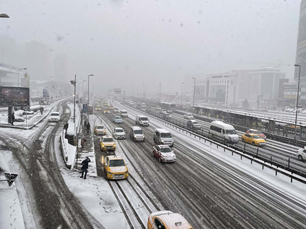 Kar yağışı etkili oldu! Mega kent İstanbul, beyaz gelinliğiyle büyüledi! Kartpostallık görüntüler mest etti 11