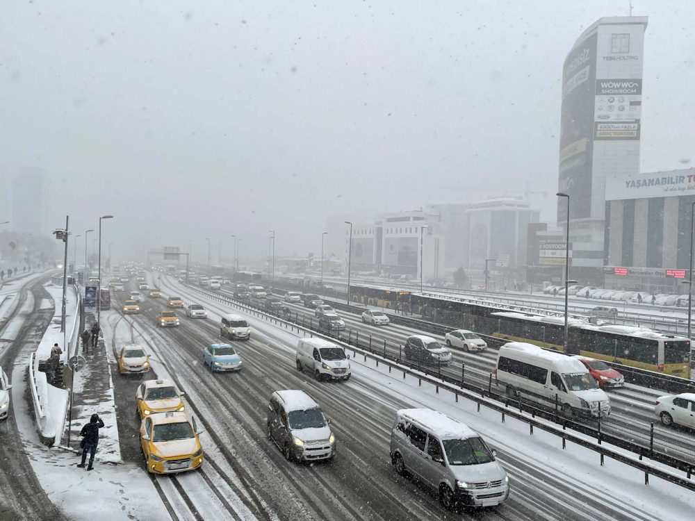 Kar yağışı etkili oldu! Mega kent İstanbul, beyaz gelinliğiyle büyüledi! Kartpostallık görüntüler mest etti 12