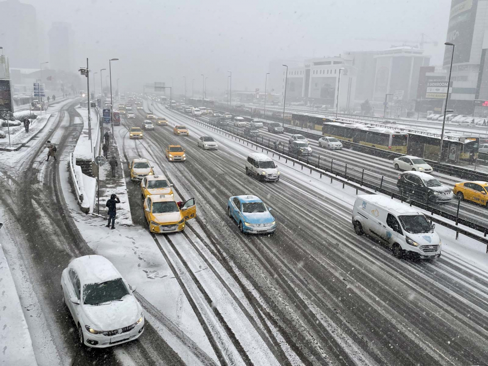 Kar yağışı etkili oldu! Mega kent İstanbul, beyaz gelinliğiyle büyüledi! Kartpostallık görüntüler mest etti 13