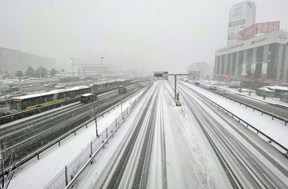 Kar yağışı etkili oldu! Mega kent İstanbul, beyaz gelinliğiyle büyüledi! Kartpostallık görüntüler mest etti 2