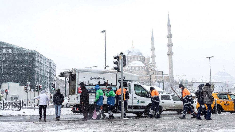 Kar yağışı etkili oldu! Mega kent İstanbul, beyaz gelinliğiyle büyüledi! Kartpostallık görüntüler mest etti 23