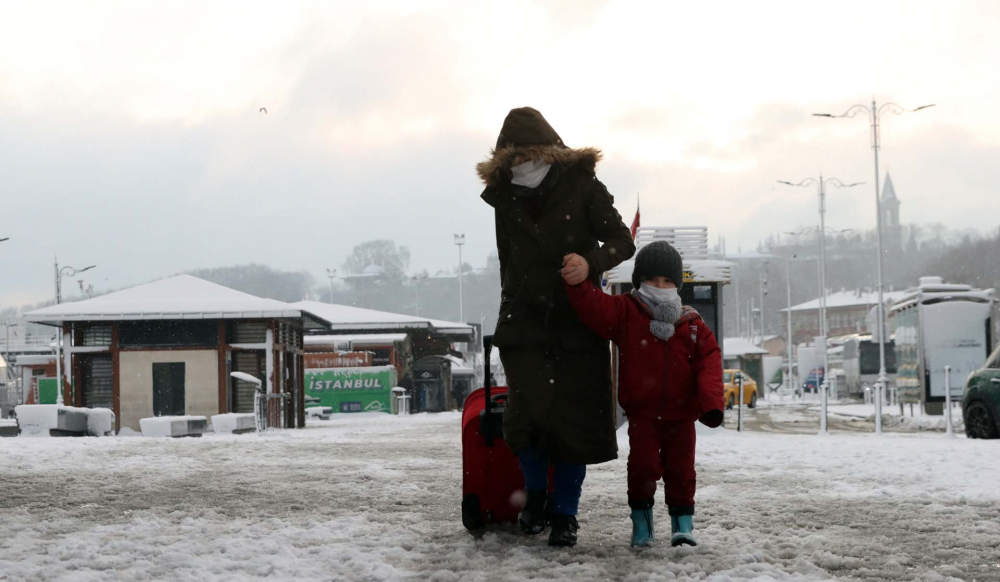 Kar yağışı etkili oldu! Mega kent İstanbul, beyaz gelinliğiyle büyüledi! Kartpostallık görüntüler mest etti 26