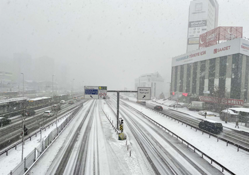 Kar yağışı etkili oldu! Mega kent İstanbul, beyaz gelinliğiyle büyüledi! Kartpostallık görüntüler mest etti 3