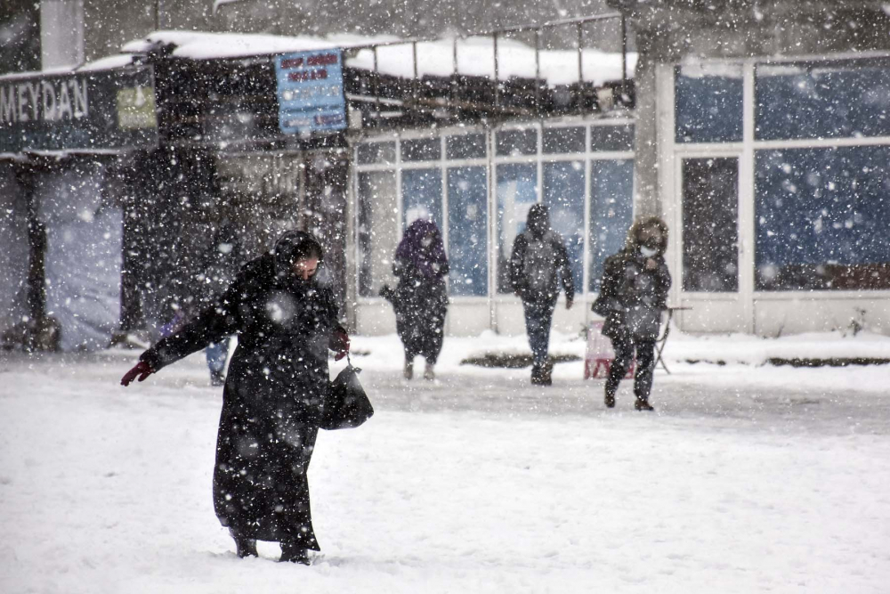 Kar yağışı etkili oldu! Mega kent İstanbul, beyaz gelinliğiyle büyüledi! Kartpostallık görüntüler mest etti 35