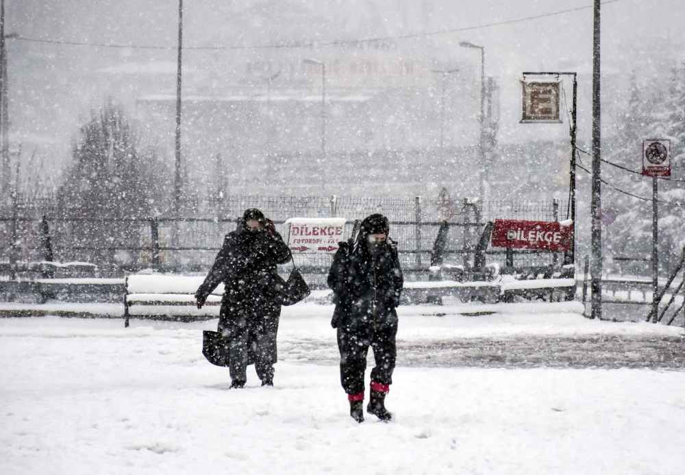 Kar yağışı etkili oldu! Mega kent İstanbul, beyaz gelinliğiyle büyüledi! Kartpostallık görüntüler mest etti 39