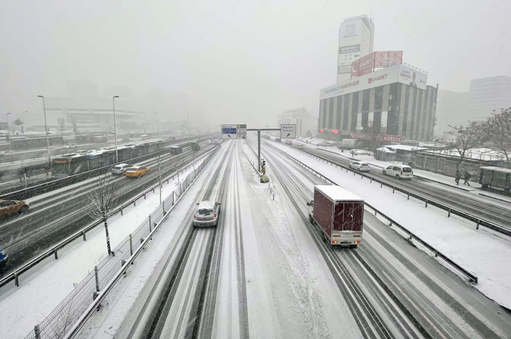 Kar yağışı etkili oldu! Mega kent İstanbul, beyaz gelinliğiyle büyüledi! Kartpostallık görüntüler mest etti 4