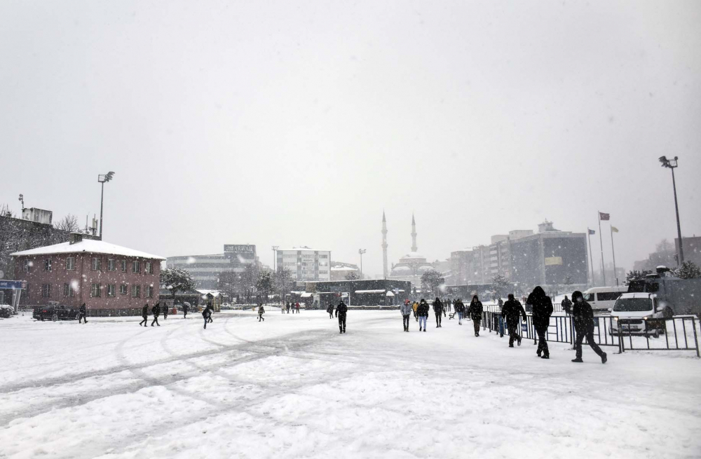 Kar yağışı etkili oldu! Mega kent İstanbul, beyaz gelinliğiyle büyüledi! Kartpostallık görüntüler mest etti 40