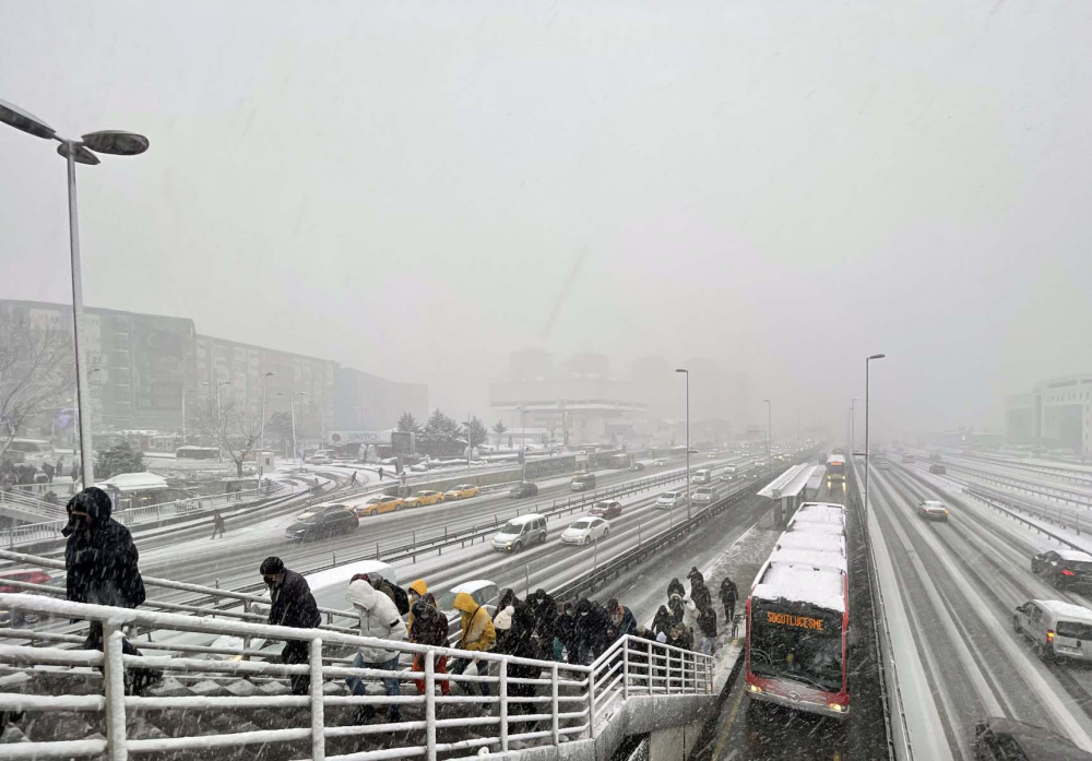 Kar yağışı etkili oldu! Mega kent İstanbul, beyaz gelinliğiyle büyüledi! Kartpostallık görüntüler mest etti 5