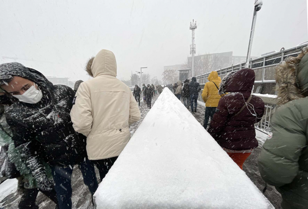 Kar yağışı etkili oldu! Mega kent İstanbul, beyaz gelinliğiyle büyüledi! Kartpostallık görüntüler mest etti 6