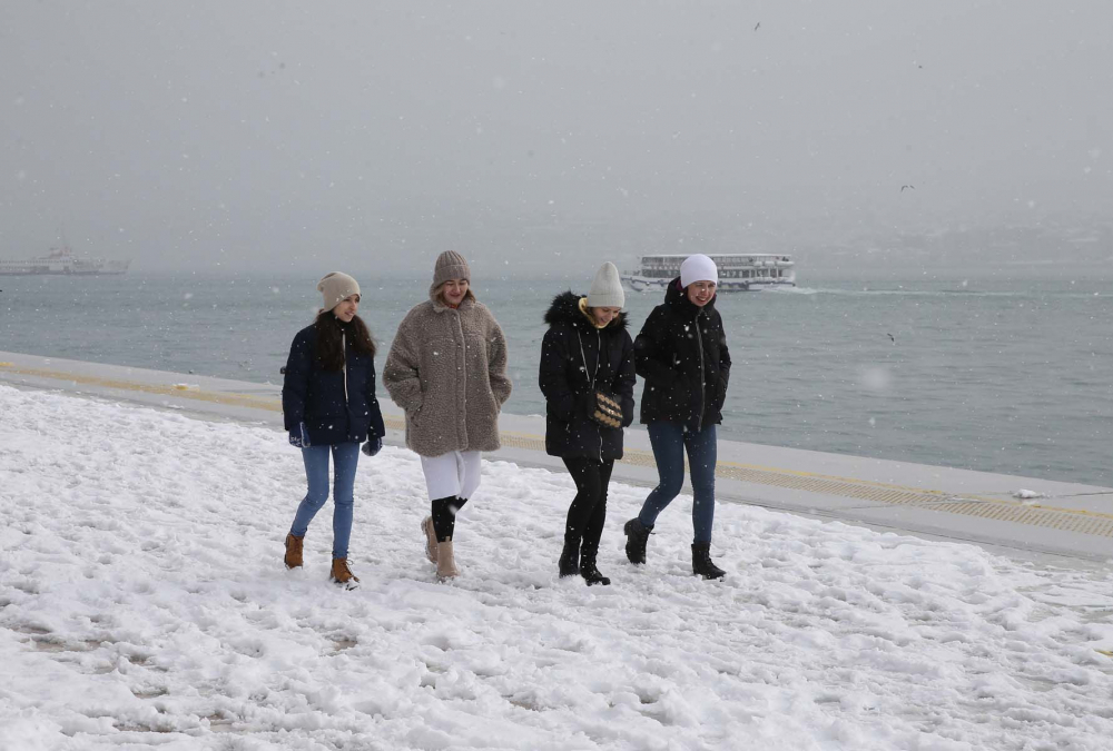 Kar yağışı etkili oldu! Mega kent İstanbul, beyaz gelinliğiyle büyüledi! Kartpostallık görüntüler mest etti 64