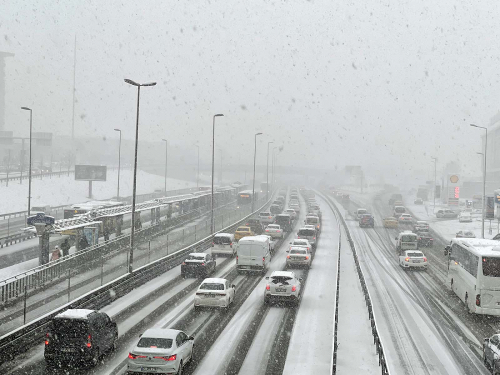 Kar yağışı etkili oldu! Mega kent İstanbul, beyaz gelinliğiyle büyüledi! Kartpostallık görüntüler mest etti 7