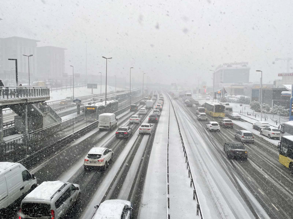 Kar yağışı etkili oldu! Mega kent İstanbul, beyaz gelinliğiyle büyüledi! Kartpostallık görüntüler mest etti 8