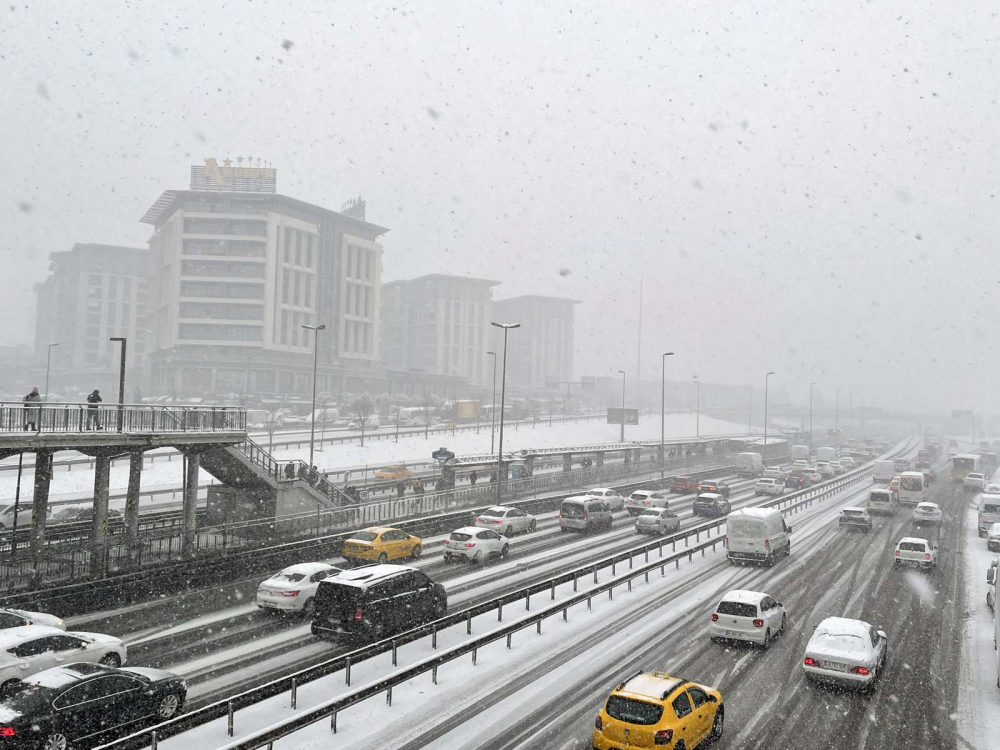 Kar yağışı etkili oldu! Mega kent İstanbul, beyaz gelinliğiyle büyüledi! Kartpostallık görüntüler mest etti 9