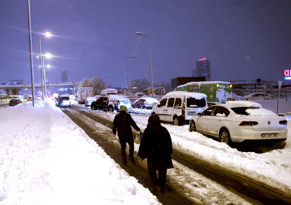 Kar yağışı İstanbul'da hayatı felç etti! Yolda kalan 5 bin 57 kişi tahliye edildi! Vatandaşlar araçlarını yolda bıraktı 10