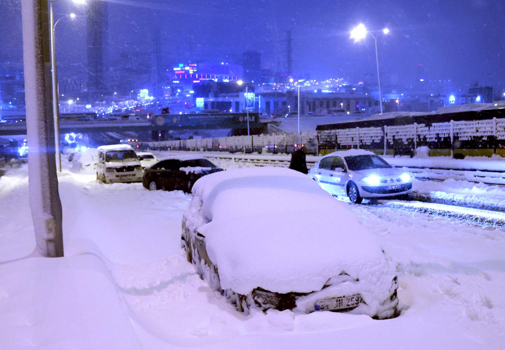 Kar yağışı İstanbul'da hayatı felç etti! Yolda kalan 5 bin 57 kişi tahliye edildi! Vatandaşlar araçlarını yolda bıraktı 11