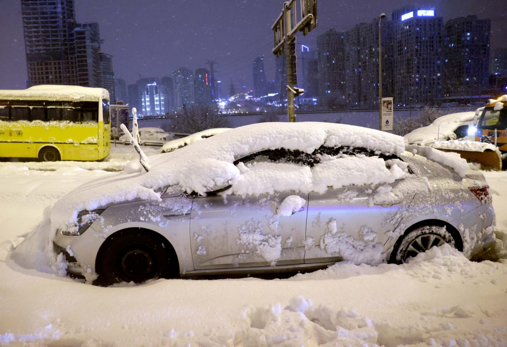 Kar yağışı İstanbul'da hayatı felç etti! Yolda kalan 5 bin 57 kişi tahliye edildi! Vatandaşlar araçlarını yolda bıraktı 12