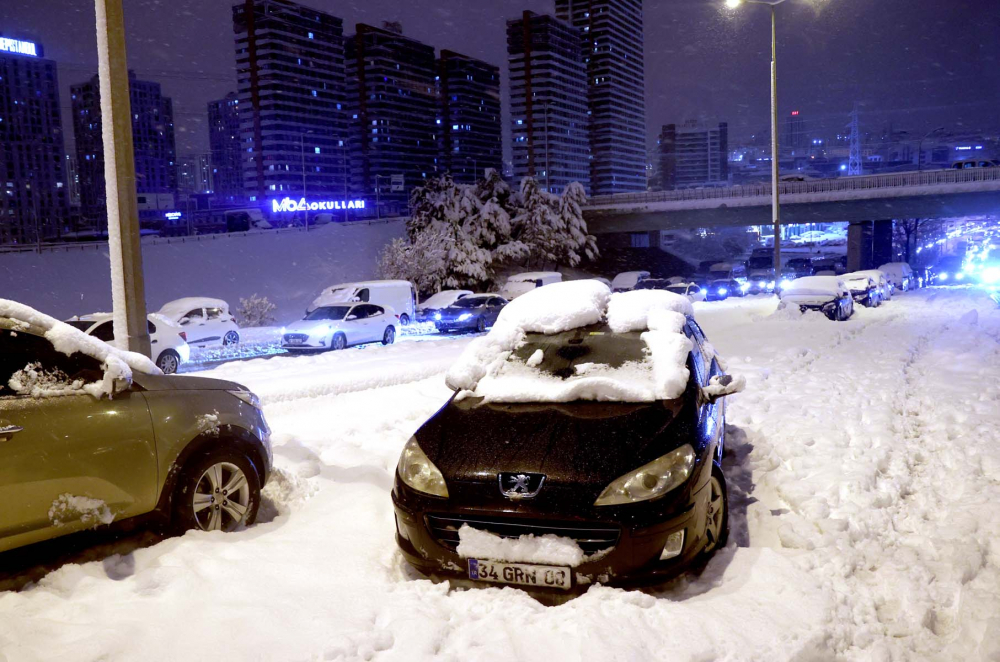 Kar yağışı İstanbul'da hayatı felç etti! Yolda kalan 5 bin 57 kişi tahliye edildi! Vatandaşlar araçlarını yolda bıraktı 13