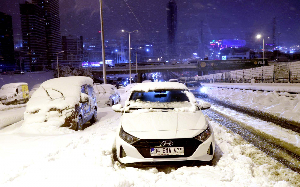 Kar yağışı İstanbul'da hayatı felç etti! Yolda kalan 5 bin 57 kişi tahliye edildi! Vatandaşlar araçlarını yolda bıraktı 14