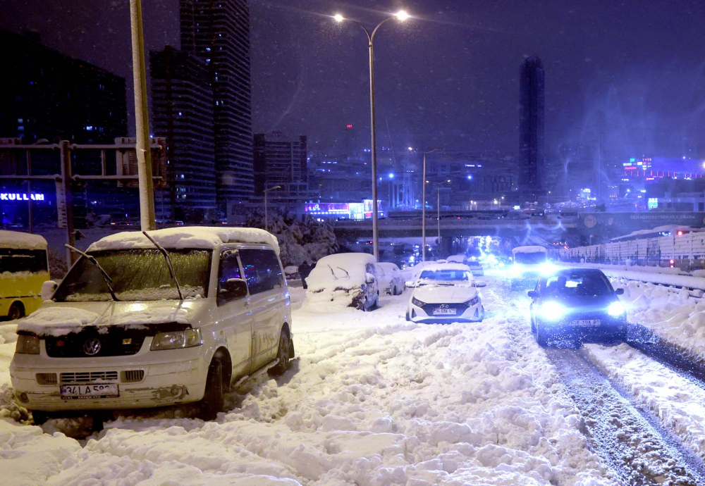 Kar yağışı İstanbul'da hayatı felç etti! Yolda kalan 5 bin 57 kişi tahliye edildi! Vatandaşlar araçlarını yolda bıraktı 15