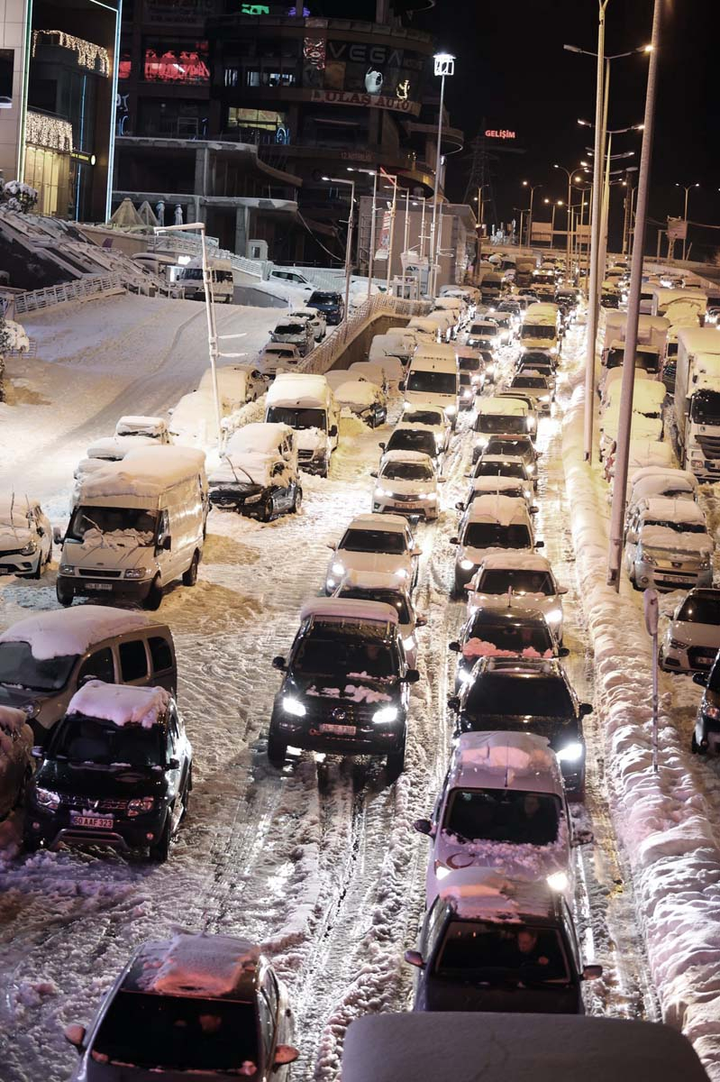 Kar yağışı İstanbul'da hayatı felç etti! Yolda kalan 5 bin 57 kişi tahliye edildi! Vatandaşlar araçlarını yolda bıraktı 16