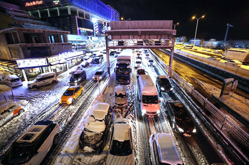 Kar yağışı İstanbul'da hayatı felç etti! Yolda kalan 5 bin 57 kişi tahliye edildi! Vatandaşlar araçlarını yolda bıraktı 18