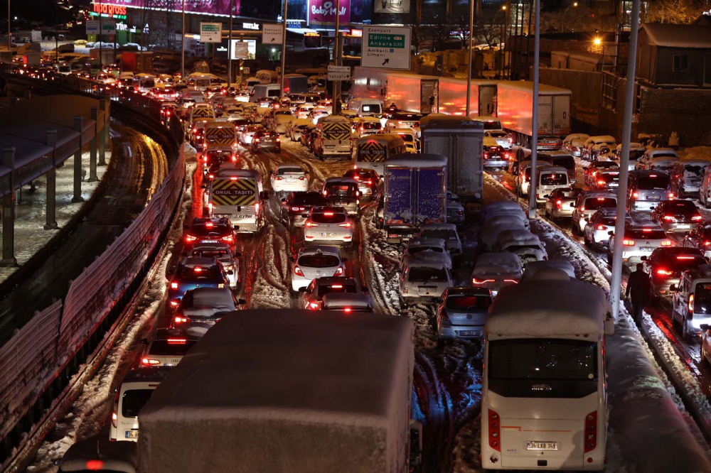 Kar yağışı İstanbul'da hayatı felç etti! Yolda kalan 5 bin 57 kişi tahliye edildi! Vatandaşlar araçlarını yolda bıraktı 19