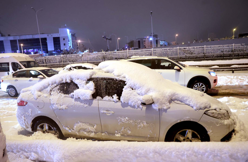 Kar yağışı İstanbul'da hayatı felç etti! Yolda kalan 5 bin 57 kişi tahliye edildi! Vatandaşlar araçlarını yolda bıraktı 2