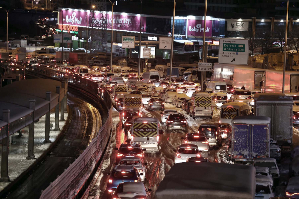 Kar yağışı İstanbul'da hayatı felç etti! Yolda kalan 5 bin 57 kişi tahliye edildi! Vatandaşlar araçlarını yolda bıraktı 20