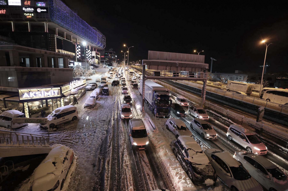 Kar yağışı İstanbul'da hayatı felç etti! Yolda kalan 5 bin 57 kişi tahliye edildi! Vatandaşlar araçlarını yolda bıraktı 22