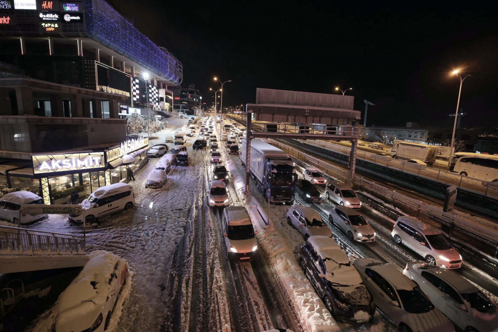 Kar yağışı İstanbul'da hayatı felç etti! Yolda kalan 5 bin 57 kişi tahliye edildi! Vatandaşlar araçlarını yolda bıraktı 23