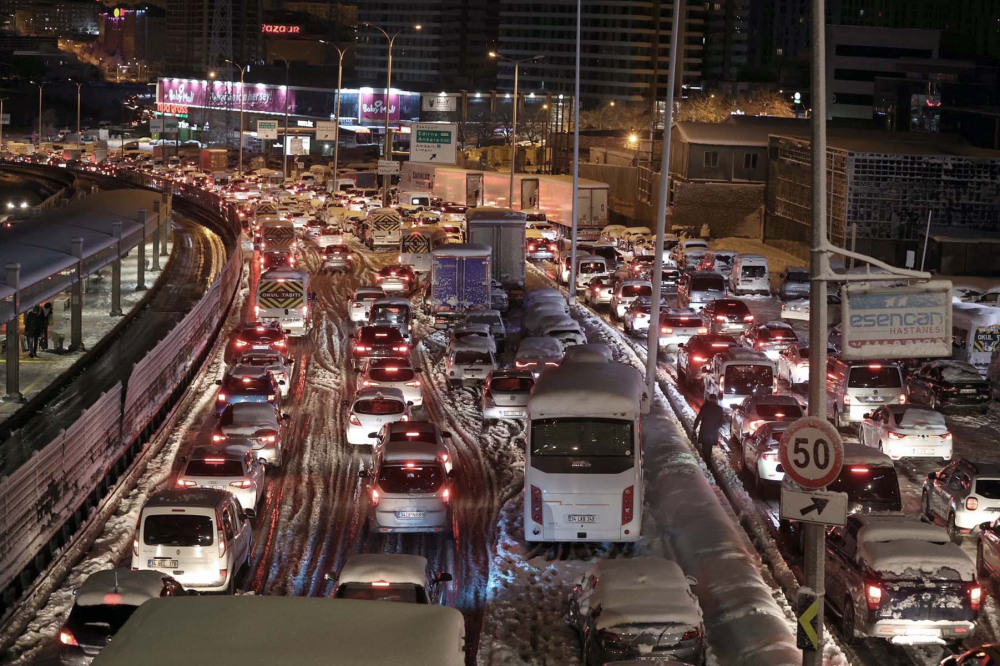 Kar yağışı İstanbul'da hayatı felç etti! Yolda kalan 5 bin 57 kişi tahliye edildi! Vatandaşlar araçlarını yolda bıraktı 24