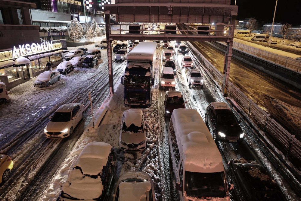 Kar yağışı İstanbul'da hayatı felç etti! Yolda kalan 5 bin 57 kişi tahliye edildi! Vatandaşlar araçlarını yolda bıraktı 25